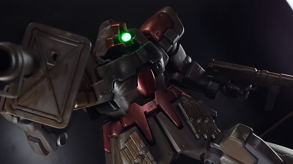 頭部にミライトを使用して実際にモノアイが光るようにしました。