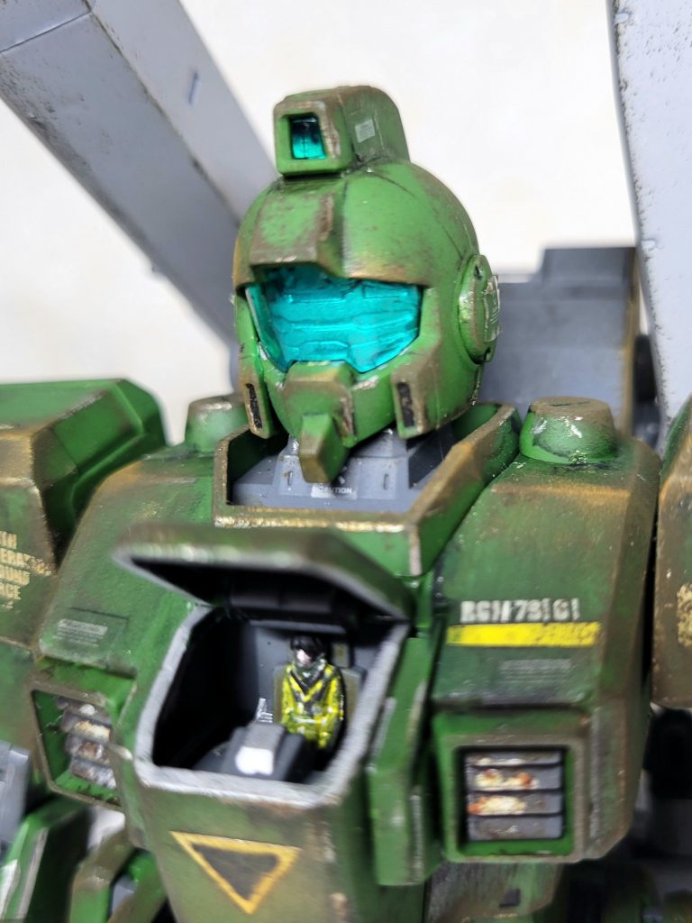 デュアルセンサーとメインカメラの後ろをシルバーで塗装しました。ジムの頭は電飾しにくいのでこれくらいの事しかできません…