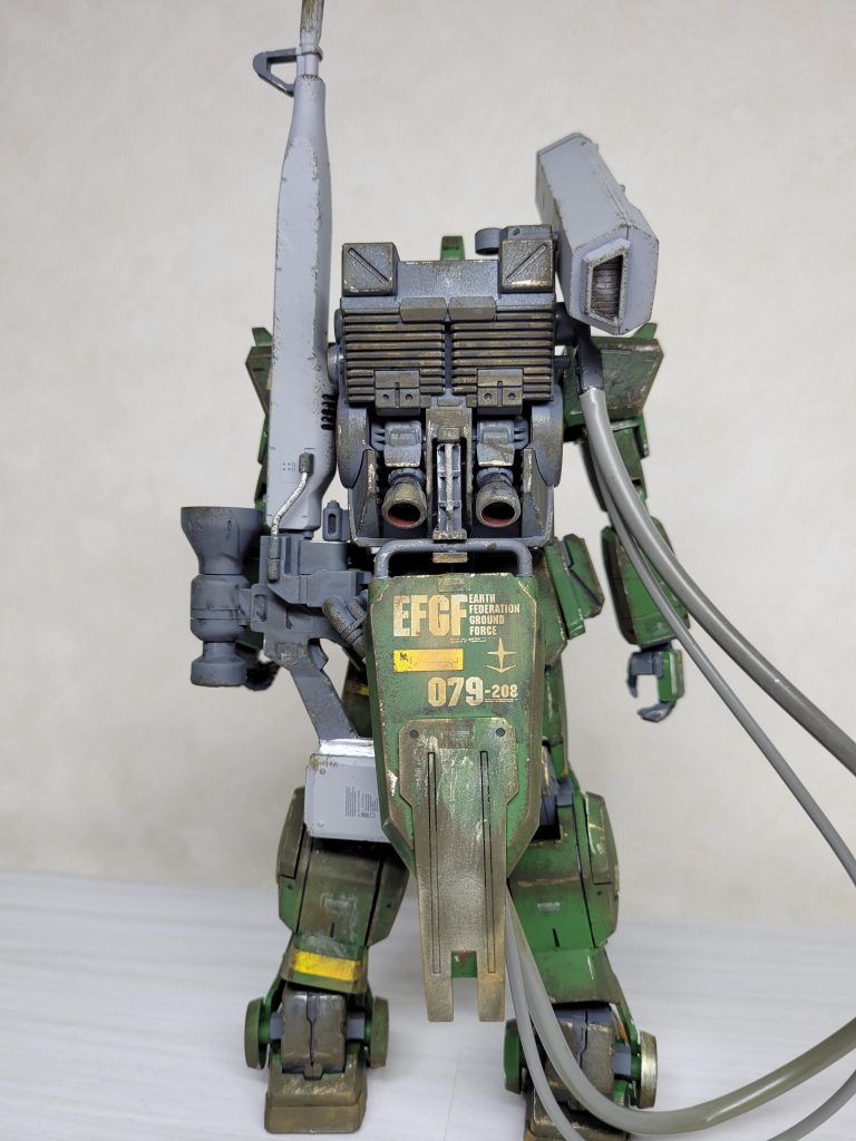 陸戦型ガンダムの余剰パーツで180mmキャノンとショート・シールドを連結する部品を使って、バックパック下部にマウント出来るようにしました。重装備ってやっぱり堪らないですね…!