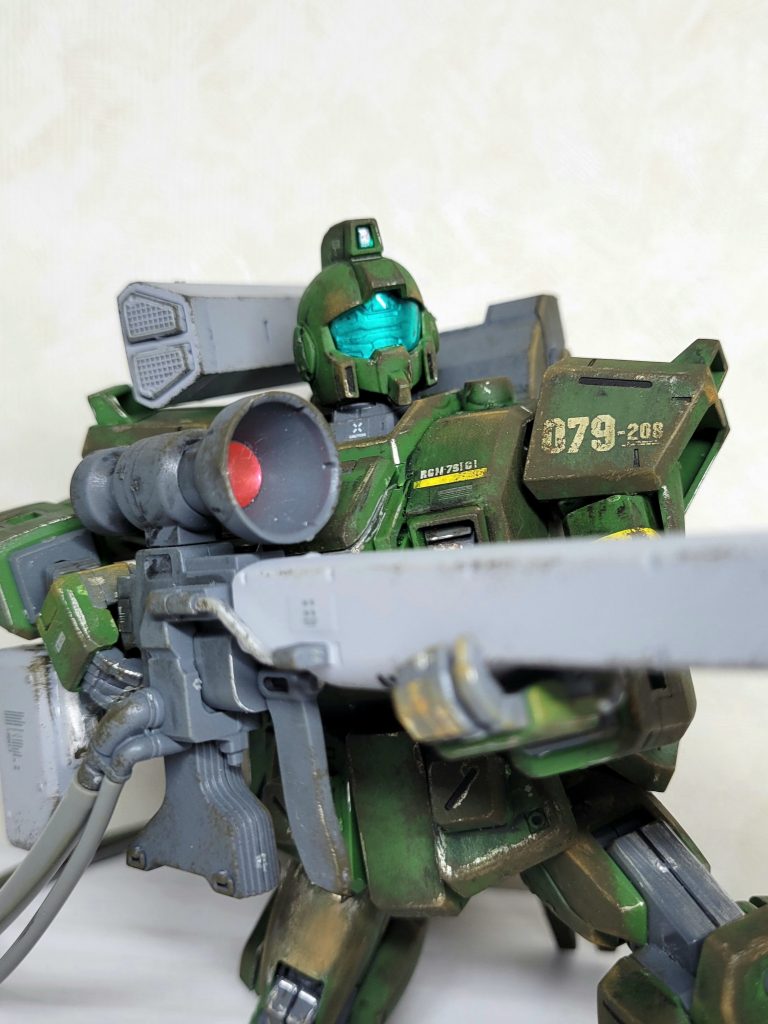 昔のMGなので可動域が狭いです。劇中のスコープを覗いてるポーズは難しいです…