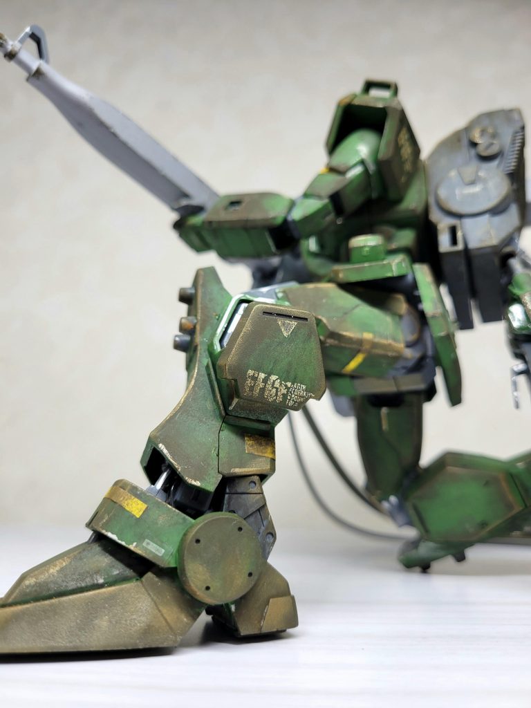 陸戦型系の特に足のデザインがめちゃめちゃ好きです。丸みが無くゴツゴツしてる感じがとてもいい…あとここにサーベルを入れようって考えた人天才ですか?