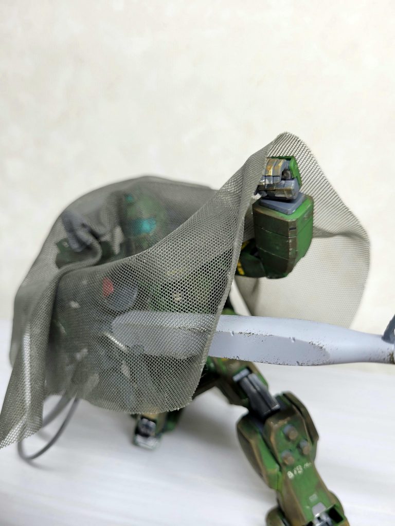 本当に隠れられてるのかわからないカムフラージュネット。視界も悪そう。ジオラマがあればいいんですが…