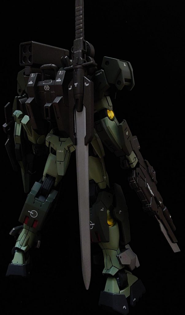 フロントショット+バックショット。この機体が出てくる作品は観ていないのですが、武装盛り盛りのフォルムに惹かれたので作成することに。今回は特に難しいことはせず、プラ板の貼り付けや肩や胸部などの溝部分の塗り分け、デカールなどでディテールアップをしました。溝部分の塗り分けは、水性塗料のアクリジョン+マジックリンでのはみ出し部分の拭き取りでやってみたのですが・・・これはいいですね！非常に簡単に塗り分けができたので、今後も塗り分けで活用できそうです。