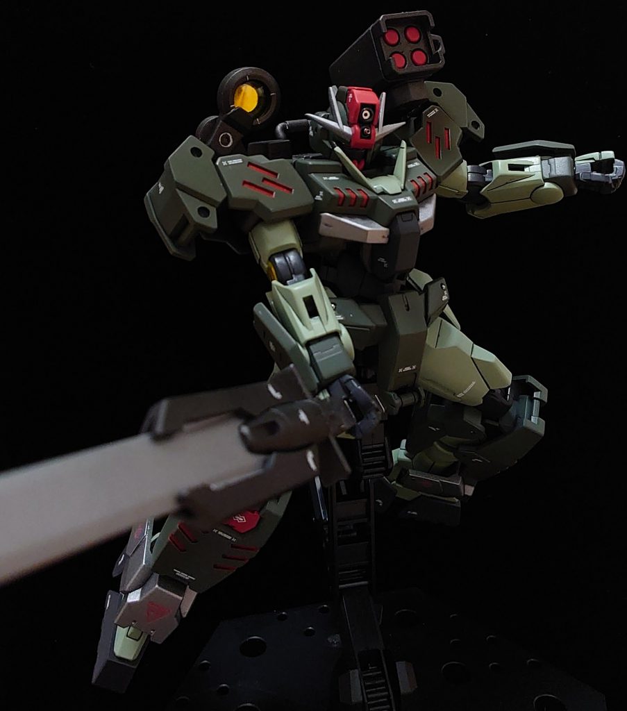 武器を構えての2枚。コマンドガンダムとしての重火器がありながらも、クアンタとしての近接武器の要素もある・・・非常に面白い機体ですね。可動性も抜群で、ポージングも非常に決まるので、作っていても動かしても楽しい機体でした。次はもう少し、時間をかけて凝ったものでも作ろうかなと考えている今日この頃です。今回もご覧いただきありがとうございました！