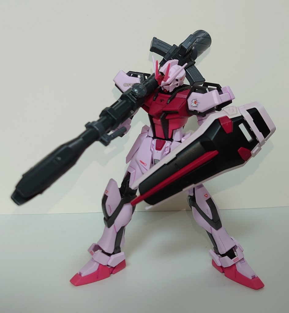 EGストライクから盾を貰って塗装して付けてます。濃い赤はシャアレッド、黒は水性黒サフそのままです。ピンクはガンダムカラーのストライクルージュですね。ガンダムカラー以外はスプレー、ガンダムカラーは筆塗りです。ストライクバズーカはカスタムウェポンそのままです。機会があれば塗装します…