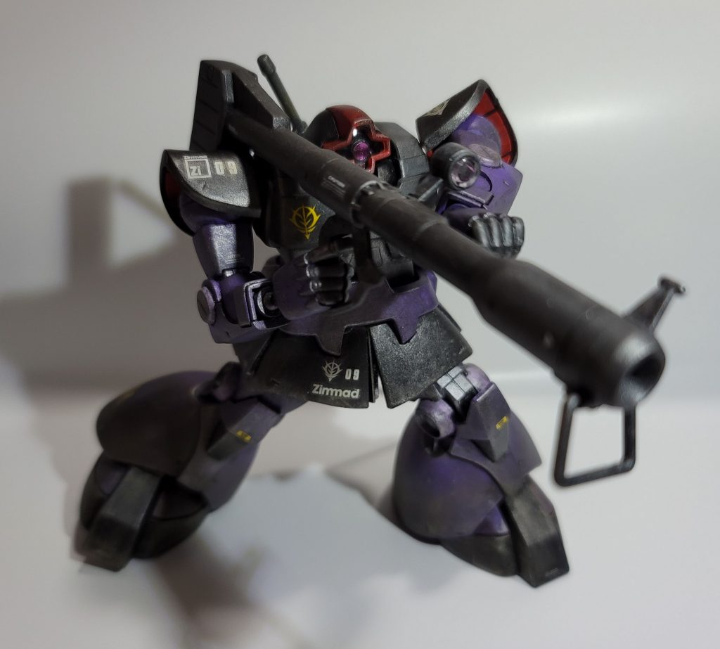 ガンメタル(ナチュラルスティール)で塗ったのは肘関節、膝関節、頭の内部の3点だけで他のグレー部分はグレーで塗ったつもりがウェザリングしたらいつの間にバズーカ全体がガンメタル調に.....これもこれでいいけどやり過ぎたかな?