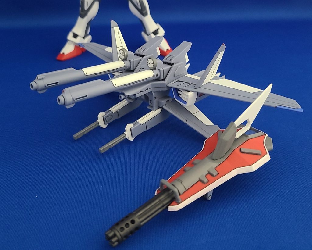 コンバインドシールドはキット付属のジョイントでは取り付け出来ないのでEGストライクの武装付きに入っているシールドのジョイントをコンバインドシールド側の受けを加工して取り付けられるようにしてます