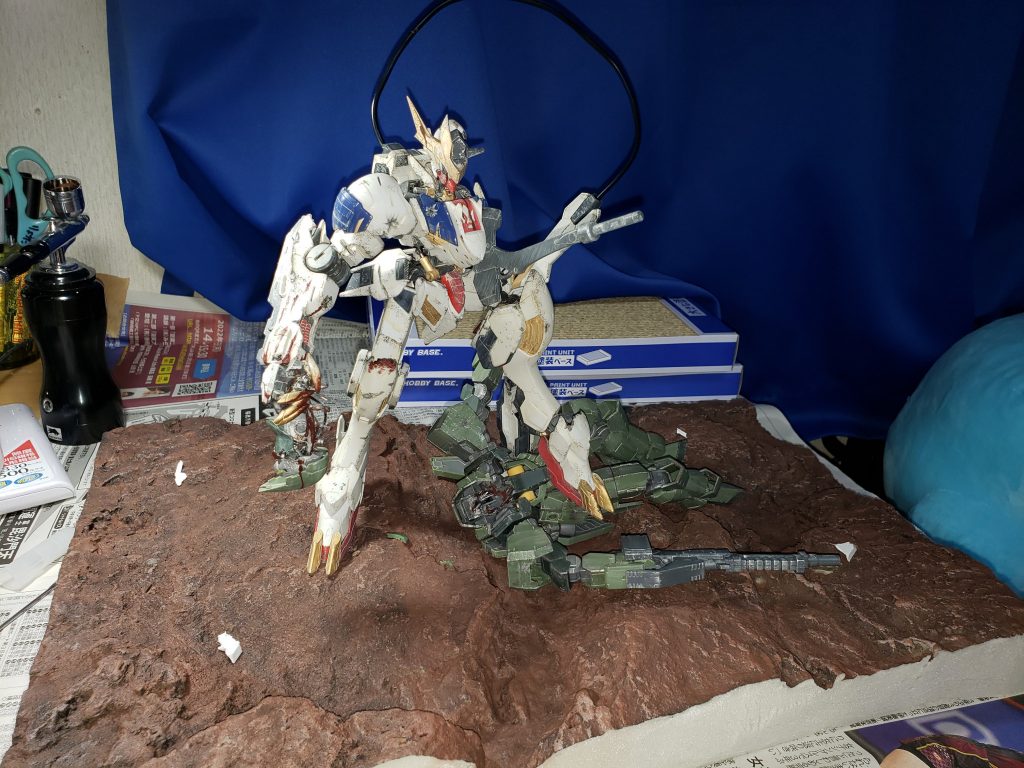 最後は候補のひとつだったポーズで締めましょう。今回の反省点は、土台に砂漠感をあまり出せなかったことと、砂煙をもう少しリアルにできたんじゃないのかということです。ガンプラでウェザリングしたのはまだ二回目だったので新鮮な感じでした。次はさらにいい作品が作れるよう勉強/練習します。閲覧頂きありがとうございました!