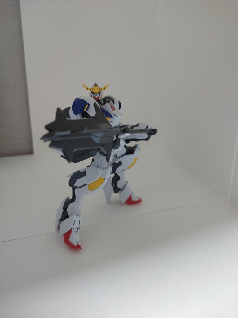 バルバトスのメイスを持った姿です。こっちも魅力がありますね!実はスカーレットデビルを作った後、残ったバーツで作ったガンプラです。(笑)