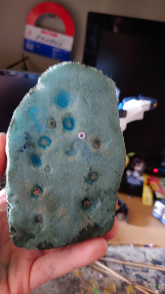 ごりごりのごり押しで磁石を埋め込んでます()