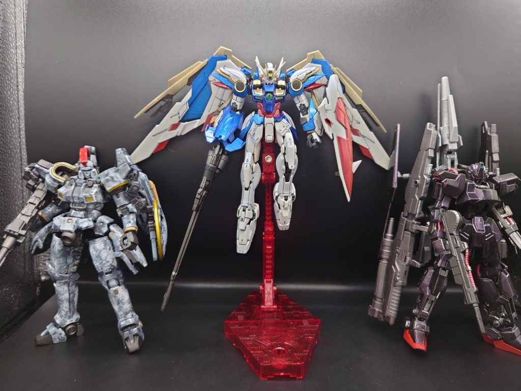 同じくプレゼントで戴いた永久式と大理石の騎士と並んでの写真です。全て12月に戴いてたのですがようやく完成です。