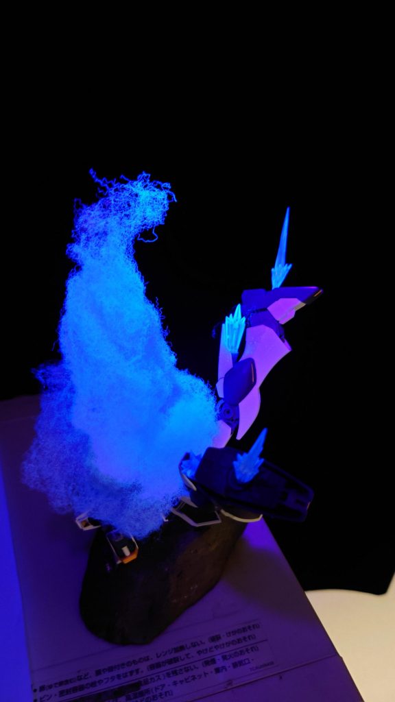 メインのエフェクトは綿で足などのバーニアは、クリアパーツのものを塗装して使っています