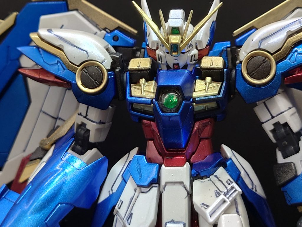 分かりづらいかもですが、メタリック塗装だけでなくMr.クリスタルカラーでパール塗装にチャレンジしてみました。白いパーツはクリスタルシルバーとサファイアブルーの混合色、銀はクリスタルシルバー、青、赤、黄色はそれぞれサファイアブルー、ルビーレッド、トパーズゴールドです。