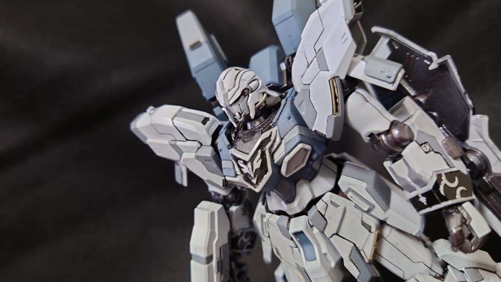 そして今回１番悩んだ改造箇所が「目」。元キットだと目つき悪すぎて全然見えなくて、見えるように削ったりするとバランスが崩れるなと悩んだ結果・・・