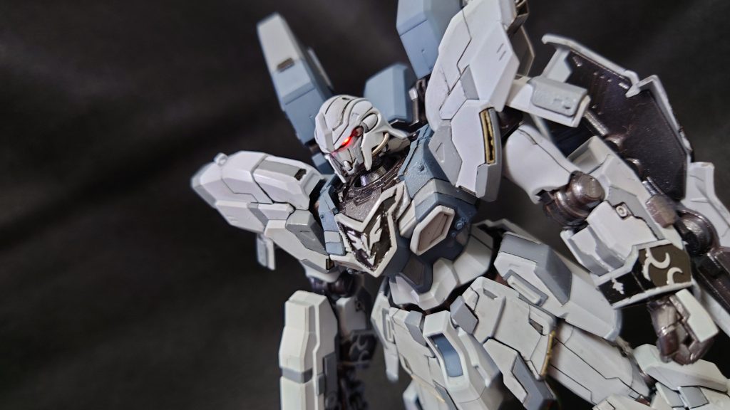 そうだ光らそうという事で頭部内部にLED仕込みました。難しい加工でもなくめちゃめちゃ効果的でした！今回の一番のお気に入りです！唯一の反省点は電池をどうしても内部に仕込めなくて配線がむき出したところですが致し方なし！