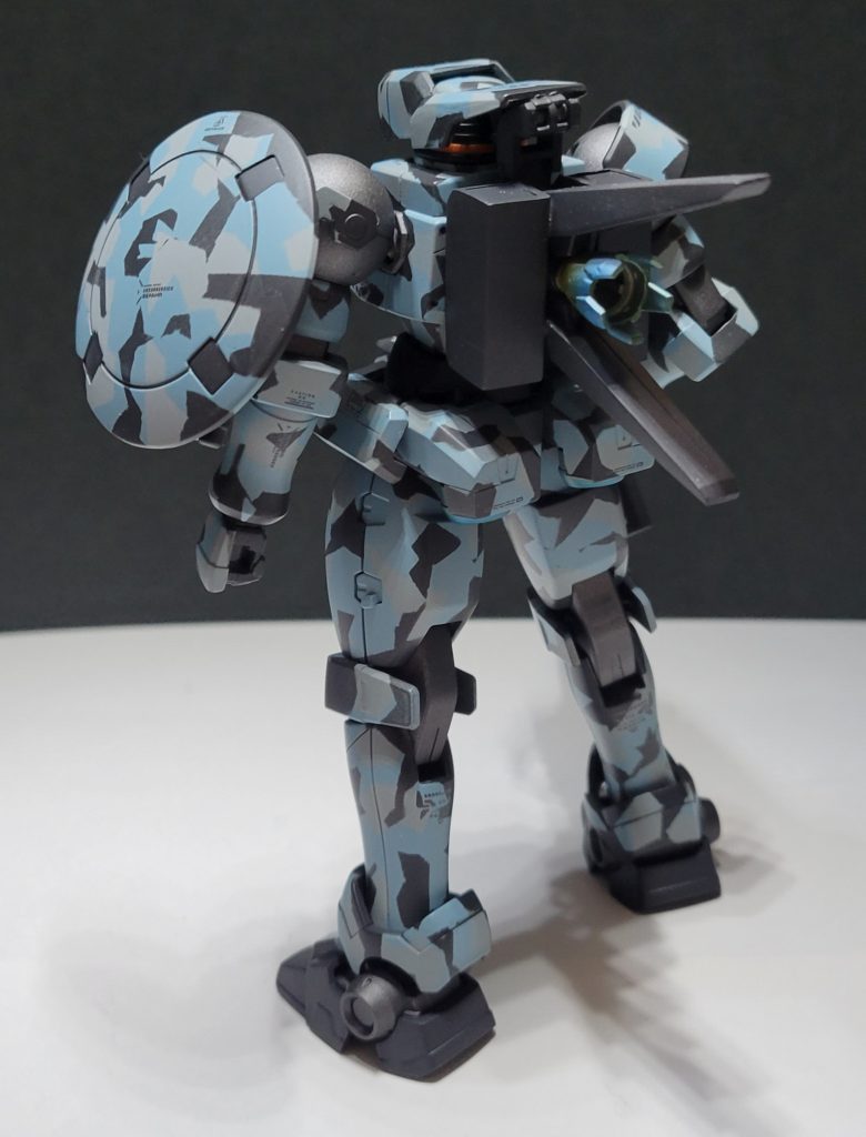 後ろから。あくまでも量産機ということでバックパックはあっさりとしました。