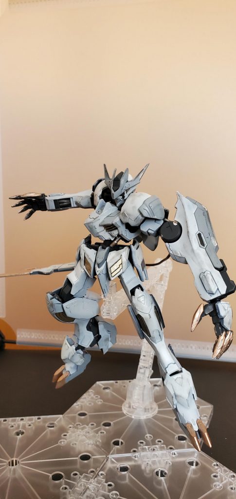 腕が長いのでポージングが難しい…