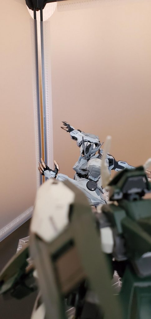 大分前にパチ組したジュリアちゃんに特別出演してもらいました。 ハイゼンスレイ少しずつ進んでます。まだまだ時間がかかると思いますが、お待ち下さい