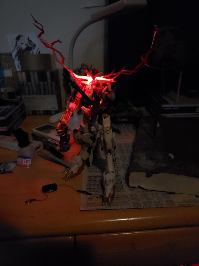 まだジオラマに置いてない状態でLEDを光らせて見た時の写真です。LEDはインテークの中と、頭の中に仕込んであります。オルフェンズの機体ということもあって、配線は完全に隠さなくても不自然にならないので、楽と言えば楽でしたね。