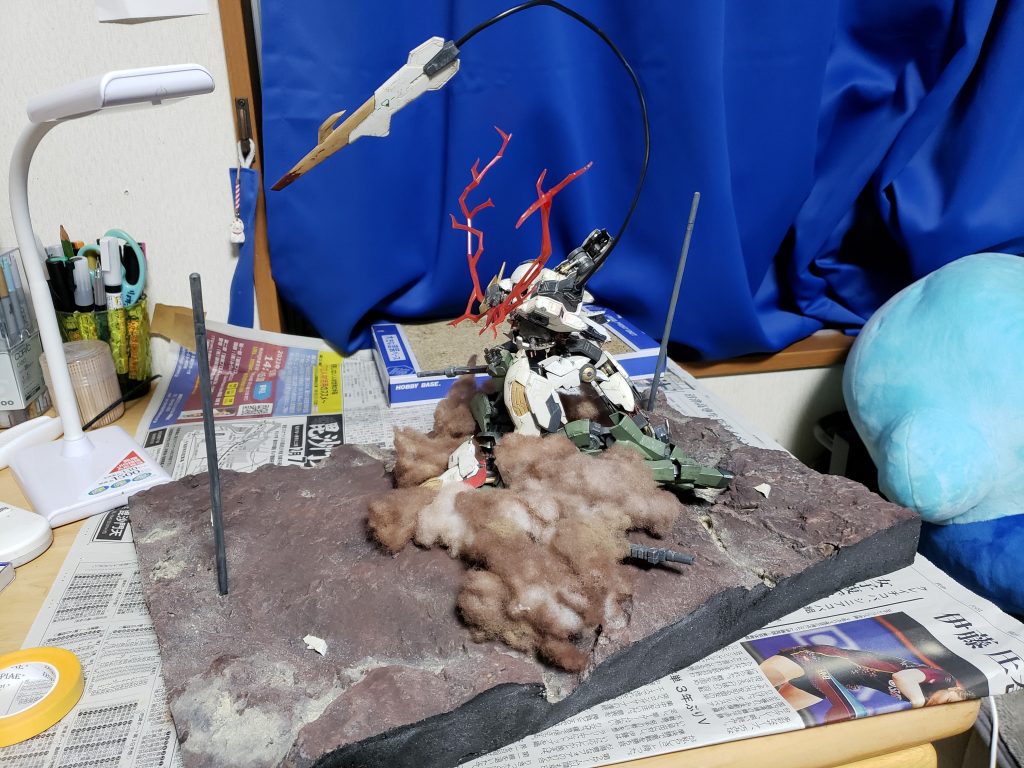 まずは全体を。フルメカニクス(1/100スケール)なのでかなりでかいです。今回は全塗装はせず、部分的に塗装が必要な部分だけ塗装しました(なぜならめんどくさいから)。塗装した部分はガンダムフレームのボルト?部分や、ピストンシリンダー、動力パイプ、ダメージ加工した部分などです。