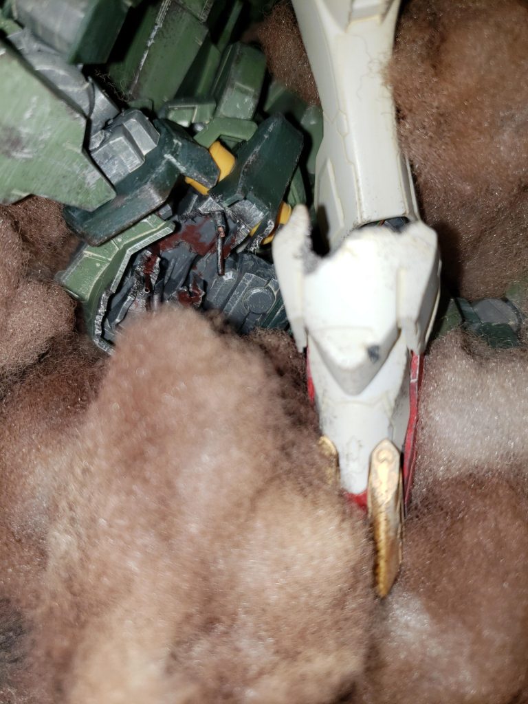 グレイズの頭の部分です。アニメの最終決戦でグレイズの頭を脊髄のようなパーツごと引きちぎるシーンがあったので、どこにコックピットがあって、どういう感じで破損するか、どういう風に燃料や血が出るかというのを考えながら加工してました。