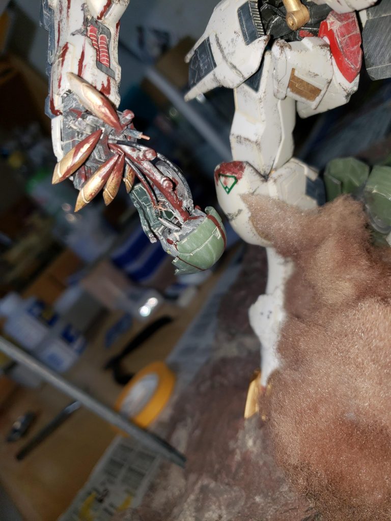 アニメでも出てた引きちぎられたグレイズの頭です。脊髄っぽいパーツは、ランナーとリード線、爪楊枝の凸凹してるところを使って作りました。 多分三日月の殺り方なら、コックピットごと引き抜くだろうなと思って、握っている部分にはバルバトスの余剰パーツからコックピットっぽいのを作ってつけました。