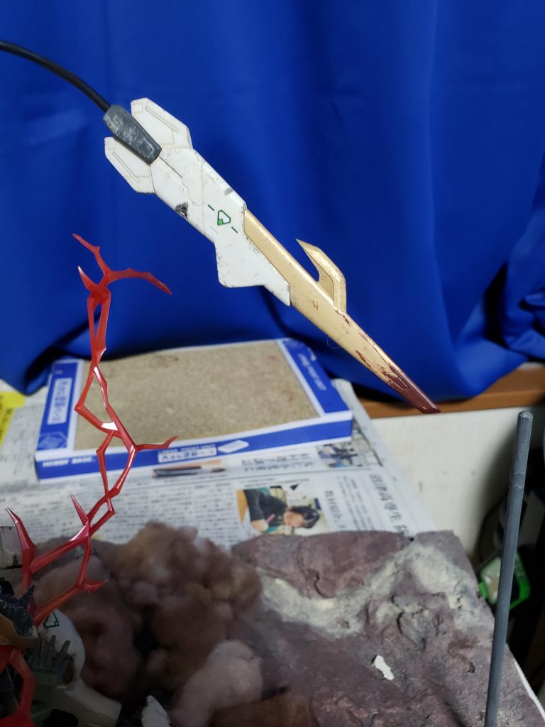 テイルブレード。上についているヒレみたいな部分と、テイルブレードの先をヤスリで削って鋭角化しました。それから豪快にグレイズのコックピットを串刺しにしまくってるので血(燃料)を付着させました。