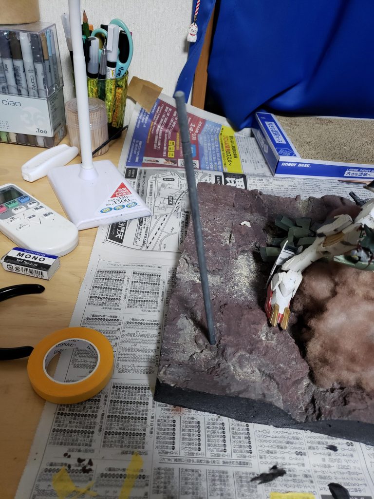 ダインスレイヴもつけてみました。最初はランナーを切ってダインスレイヴっぽくしようと思ってたんですが、たまたまコンビニ出もらった箸がダインスレイヴの弾頭に形と模様がめちゃくちゃ似てたので、塗装して使ってみました。そしてせっかくなので配線にも挑戦してみました!やはりバルバトスのリミッターを外したならやらないといけないと思ったので!!((三日月・オーガス)) おいバルバトス... お前だって止まりたくないだろ...?