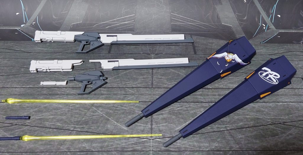 装備一式。ロングブレードライフルはジャンク購入で1セット追加、ビームサーベル刃はクリアパーツに置き換えました。