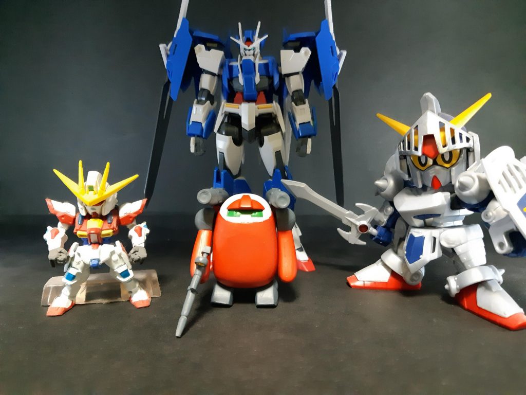 サイズ比較としてコンバージ、レジェンドBB、HGです。ガシャポンの塗装は目が死にそうですが、このサイズならお手軽ですね。