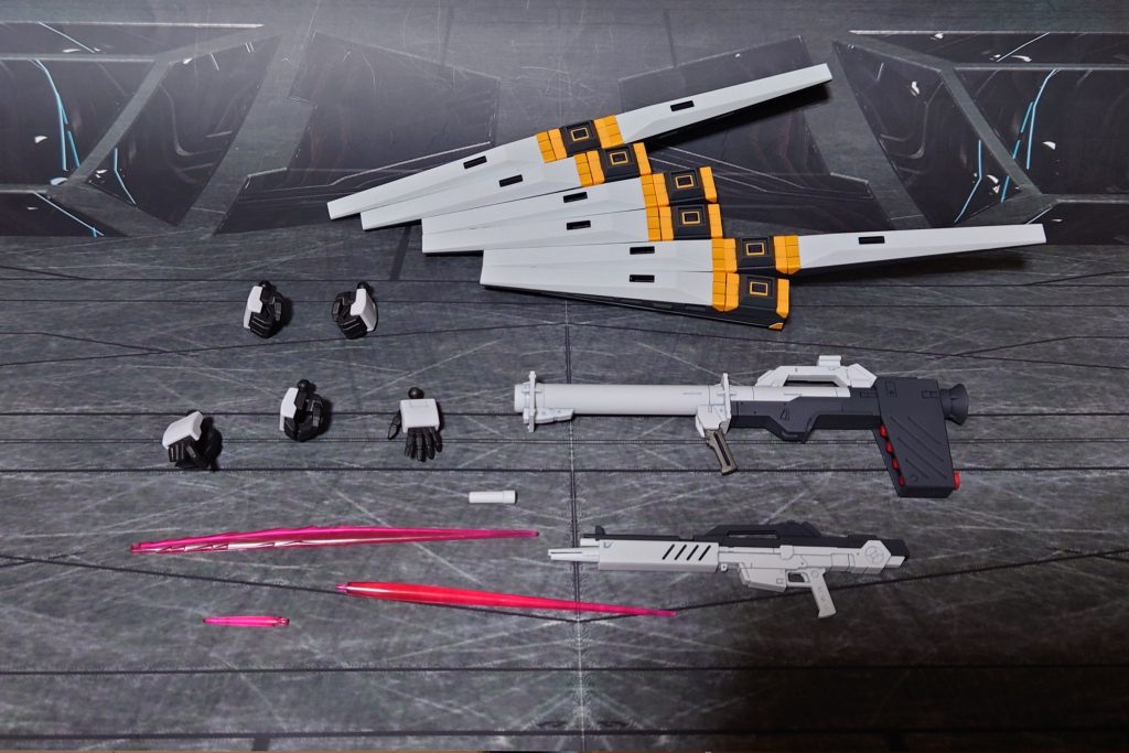 持ってきた装備一式。手首はそのまま使うと、ちょっと大きめ。