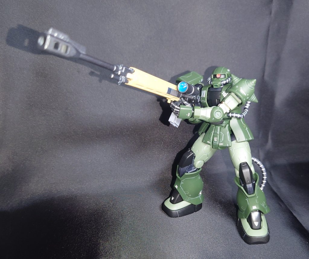 この対艦ライフルが魅力的だけど写真は難しいですよね(・・;)両手で構えられる上半身の可動域はジオン脅威のメカニズム!モノアイ、スコープは100均デコシールに蛍光塗料です。