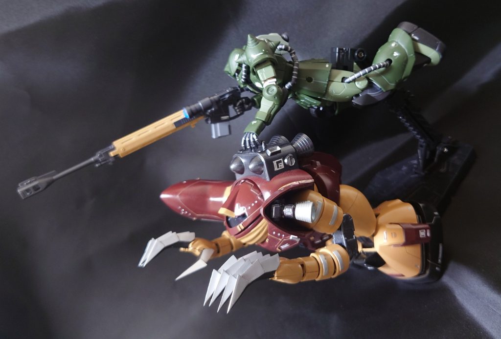 以前投稿のゴッグさんと。これをやりたいがために普段ならやったであろうバーニアの増設を見送りました(笑)ただ、これを想定して付けたはずのバックパックの握り手が小さくて握れなかったのはご愛嬌。74120'5さんから頂いたアイデアを実現するにはまだまだ実力不足(^^;)ゞ