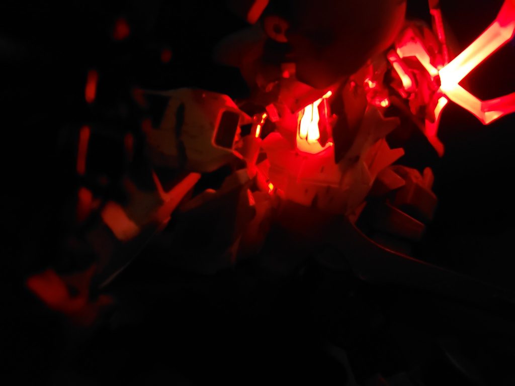 初めてプラモデルに配線してみましたが、やはり難しかったです...。 そして何より、思ってたより暗い! もうちょっと明るかったらより迫力が増したかもしれません。ちなみにこの写真は部屋の電気を消した状態で撮影しています。ここからは制作工程です。