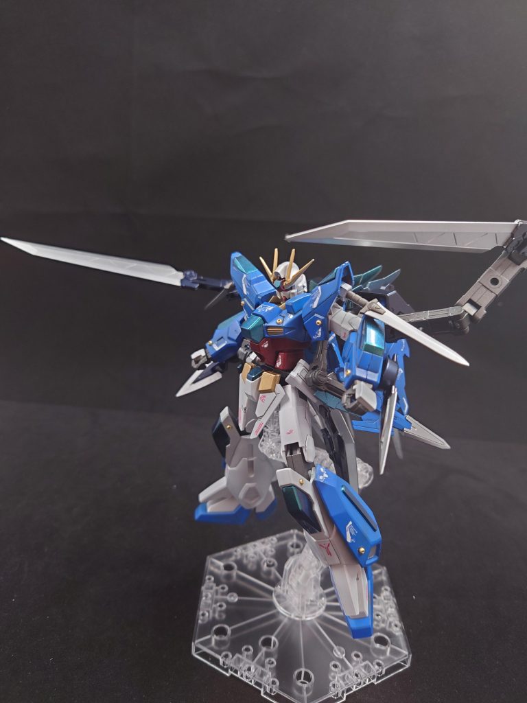 バックパックに装着された片刃剣はアームによって操作可能。