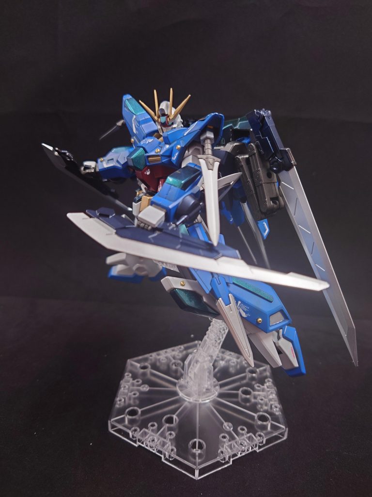 リアアーマーには逆手剣が二本。