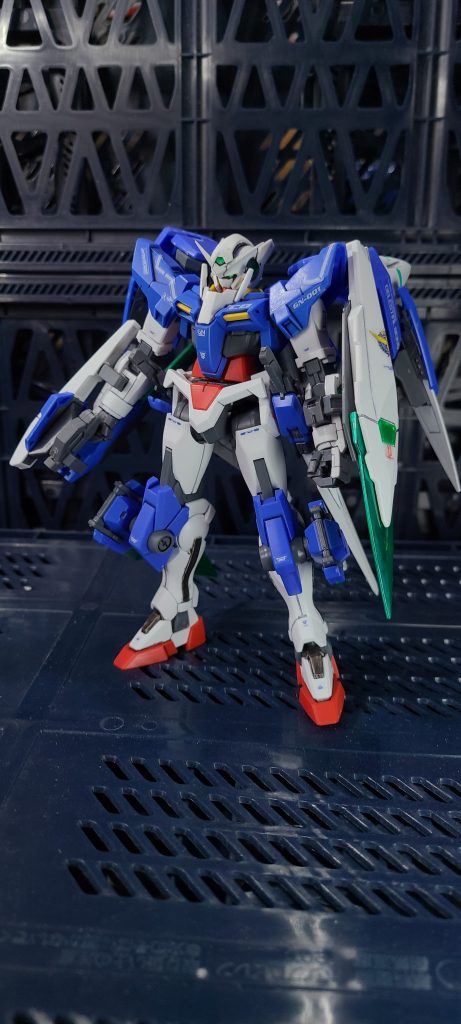 HGダブルオーガンダムをベースにHGダブルオーセブンソード/G、HGエクシアHGアメイジングエクシア、RGエクシアRGアストレアType-Fを使いミキシングしました。頭部はイケメンだったのでRGエクシアを使用
