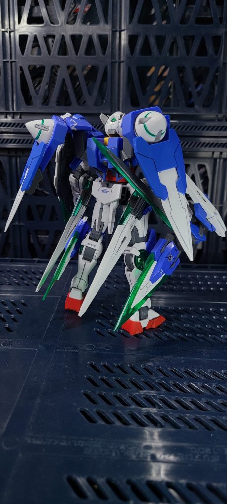 GNコンデンサーやヒートソードのクリアパーツはガンダムマーカーのメタグリーンで塗装しています。