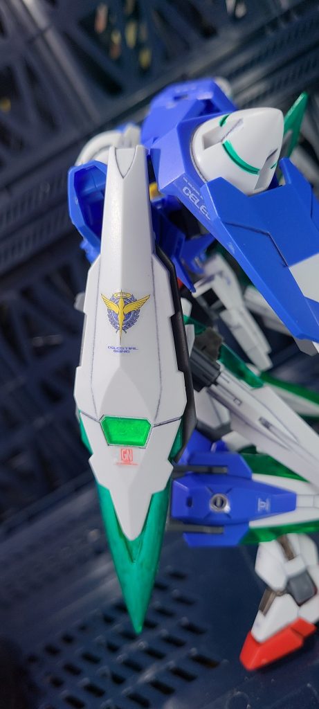 これが作成したオリジナル武装GNソードシールドです!当時買ってたセブンソードと最近の再販で買ったセブンソードがあってGNカタールが4つある状態でパーツとにらめっこしてたら「もしやこれシールドに・・・」と思い合体させました。そのままだとアメイジングエクシアのシールドと干渉するのでシールドの白パーツの前方の裏部分を削ってから噛ませました。