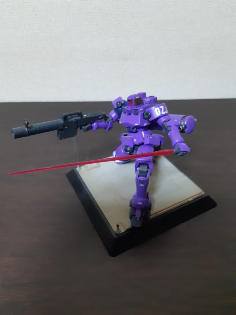 リーオー本体は、ほぼストレートです。整形にはいつも気を配っています。ビームサーベルの刃も整形しラインを消しクリアーレッドでエアーブラシで塗装し半光沢のトップコートを吹きました。リーオーでもカッコいいなぁと思って頂ければ幸いです。