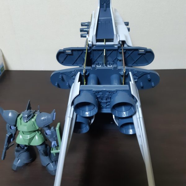 HG1/144デンドロビュウム製作日記①‼️本作りは未定ですが、とにかく一度組んでみようと思います。ゲルググとの対比で、この状態ですでにデカイです。鉄板を組み込んだガンプラは初めてです。素組みだけでも大変そうです。ボチボチですが組んで見ます。（2枚目）