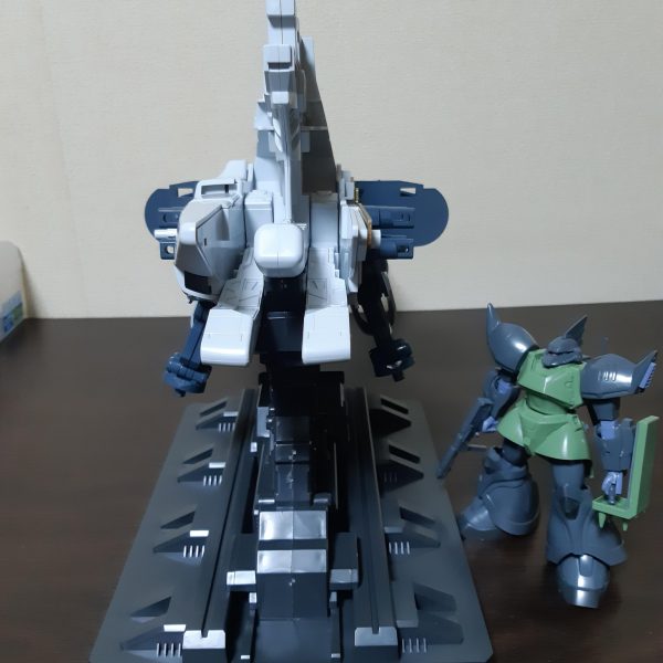 HG1/144デンドロビュウム製作日記①‼️本作りは未定ですが、とにかく一度組んでみようと思います。ゲルググとの対比で、この状態ですでにデカイです。鉄板を組み込んだガンプラは初めてです。素組みだけでも大変そうです。ボチボチですが組んで見ます。（3枚目）