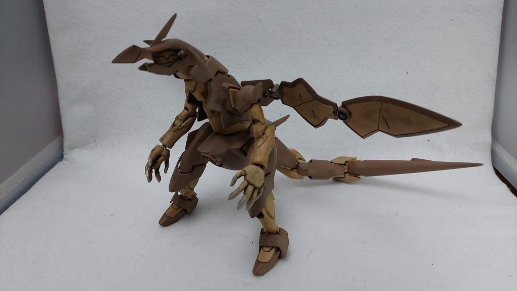 今回はウェザリングカラーを初使用。ウッドブラウンにはサンディウォッシュ、タンにはステインブラウンを筆塗りしてティッシュで拭き取り……までは良かったのですが翼の関節部がポリキャップを収める翼の関節部がパキパキとエナメル割れしてあたふたしながら接着。最終的には更にウェザリングマスターのマッドを塗っています。