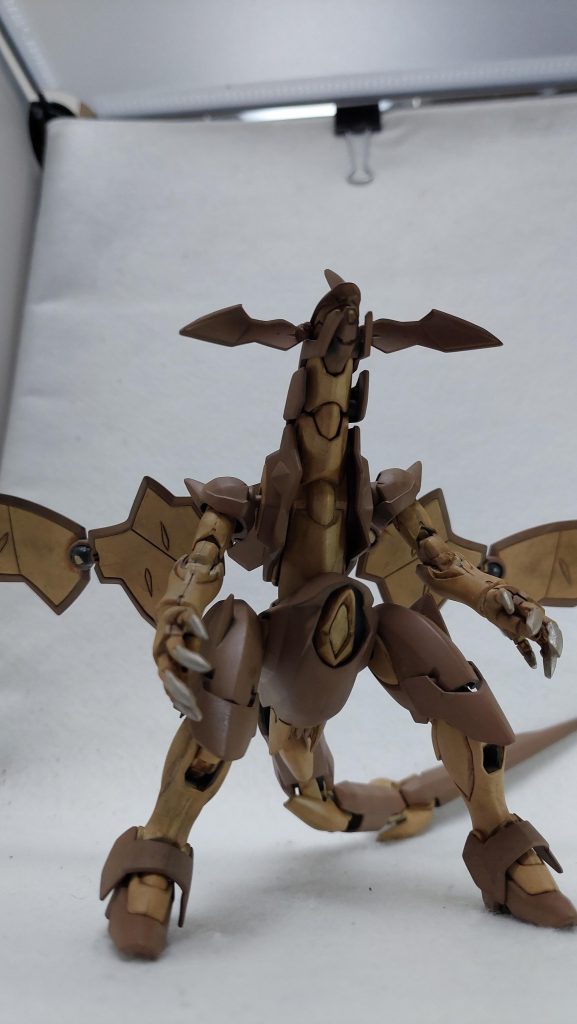 ガンダムAGE第3部に登場するヴェイガンのMS・ダナジン。地球侵攻のため踏破性を重視した、まるで怪獣や恐竜のようなデザインが一際記憶に残る機体です。なので今回のコンセプトは「恐竜みたいなMSを恐竜みたいに塗ろう」という単純なもの。