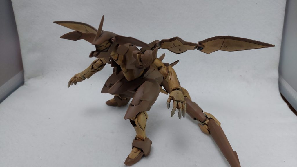 恐竜というよりも木像と土器の組み合わせになった気もしますが、普通のガンプラを作るのとは全然違う感覚を楽しめる面白いキットでした。幅を取りますが気分転換にはとてもおすすめです。