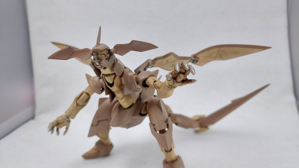 尾や爪は簡単にヤスってシャープに。加えて爪の方は4アーティストマーカーのシルバーをちょんちょんと。ウェザリングとつや消し前は本当にメッキのようでした。