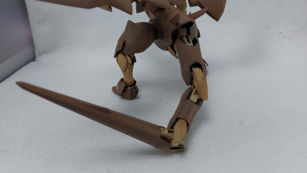 頭部胸部腰部腕部脚部尾部、ほぼ全て左右貼り合わせで合わせ目が出るのがこのキット。割り切ろうかとも思ったのですが我慢できず、失敗もありますがほぼ全ての合わせ目に手を入れました。尾部は複雑そうですが結構分解が効くため、後ハメ加工せずともきれいに合わせ目が消せます。