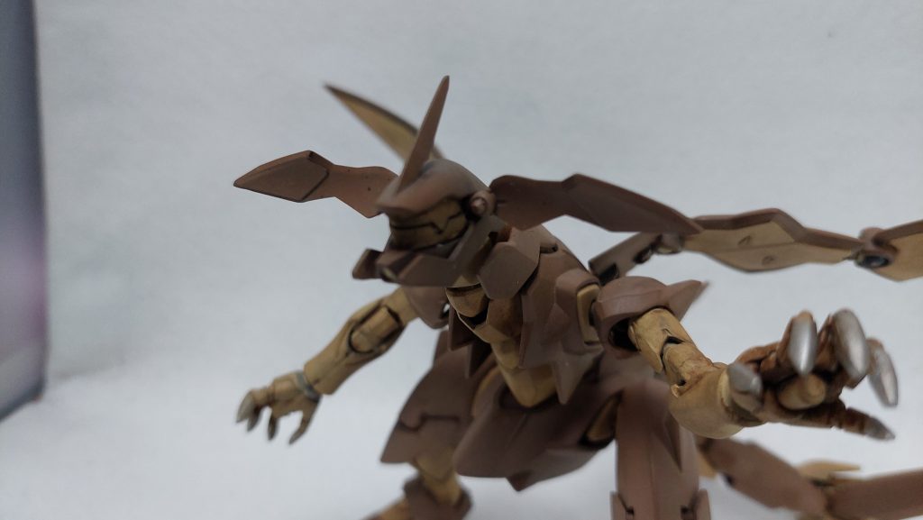 頭部横のパーツは小さな穴が空いており地味に目立つため、手っ取り早くIチップを接着して見えないようにしました。