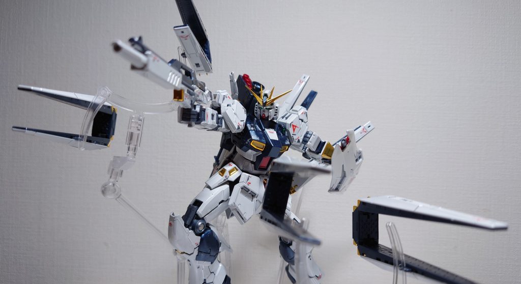 購入はGUNDAM BASEにて。展示品を参考にアクションベース4のパーツを使用してフィン・ファンネルを浮かべています。ファンネルは浪漫ですね。