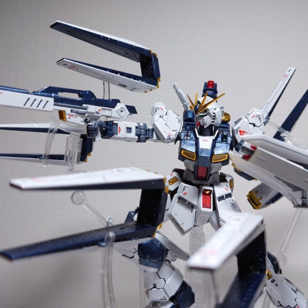 RG RX-93 νGUNDAM TITANIUM FINISH